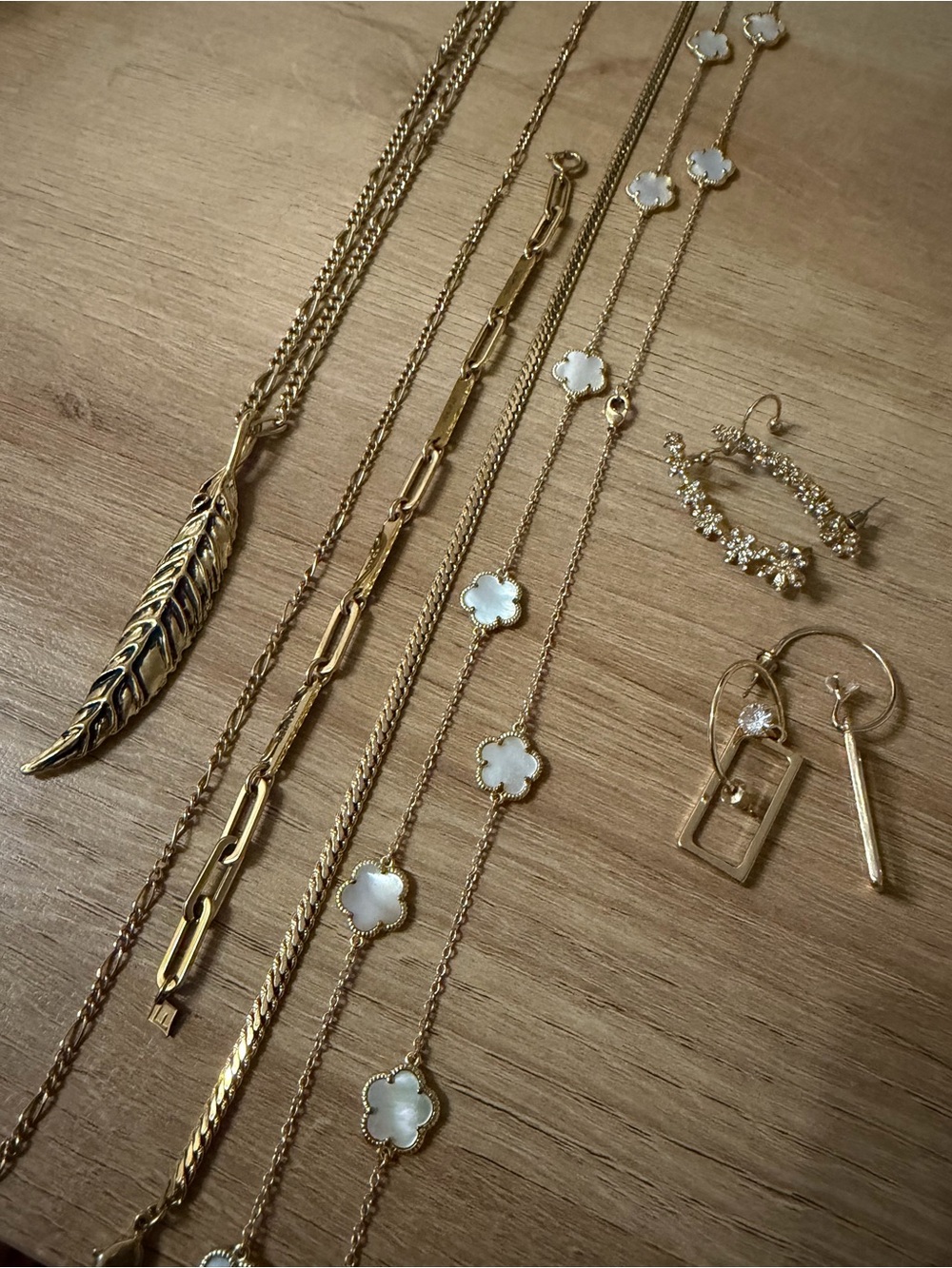 Bulk lot of gold tone jewelry - Picture 1 of 2
